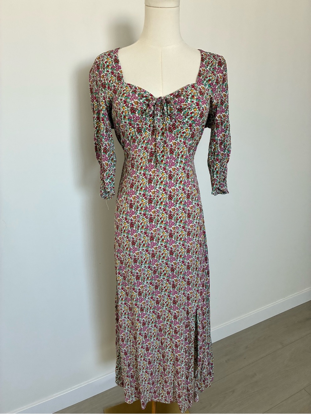 Floral Midi Dress with Feminine Sweetheart Neckline